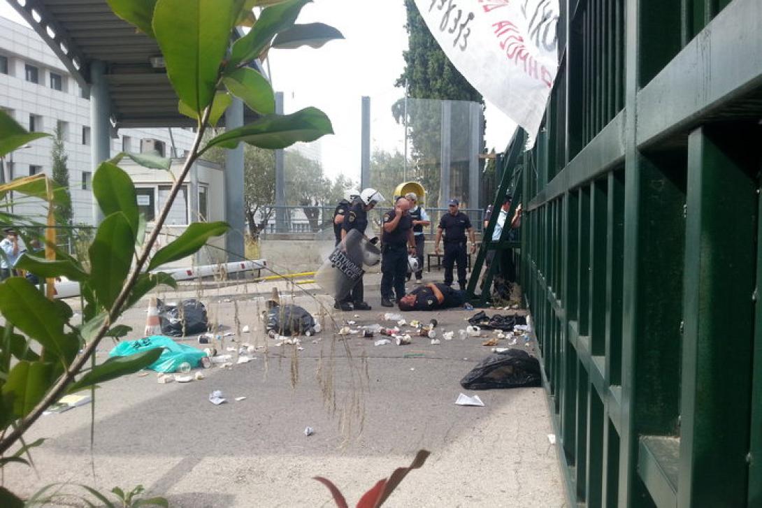 Ένταση έξω από το υπουργείο Παιδείας μεταξύ μαθητών και ΜΑΤ 