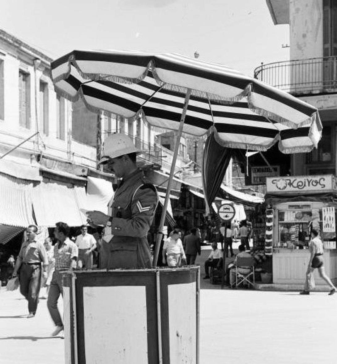 Ο τροχονόμος και η βαρέλα στο Ηράκλειο το 1960 