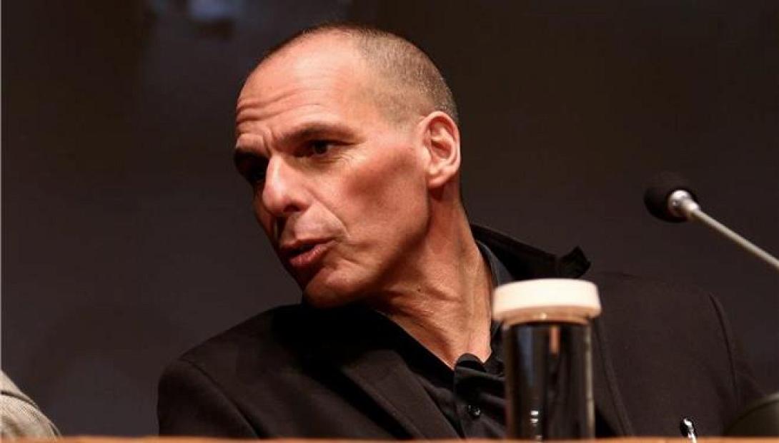 Ο ... αφηρημένος Βαρουφάκης και το σκούντηγμα Τσίπρα στη Βουλή (video)