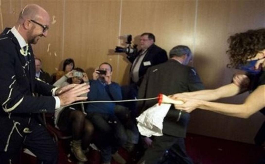 Επίθεση με μαγιονέζα και τηγανιτές πατάτες στον Βέλγο πρωθυπουργό (βίντεο)