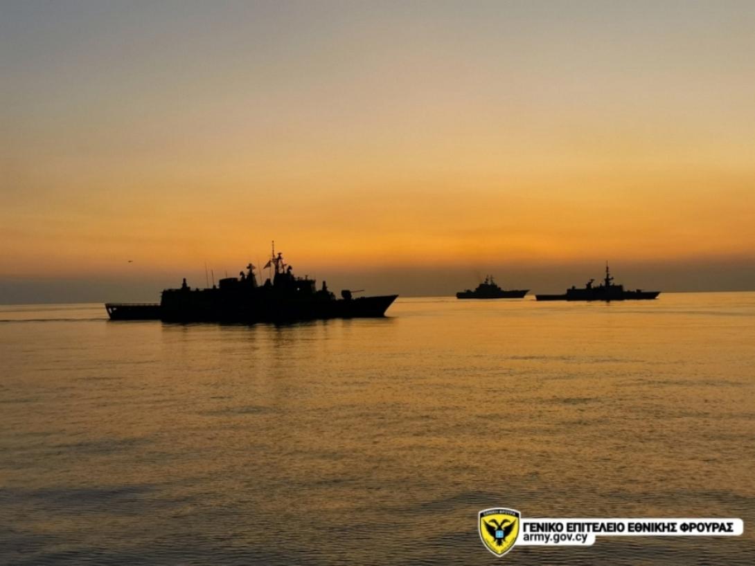 Εντυπωσιακό στιγμιότυπο από την αεροναυτική άσκηση.