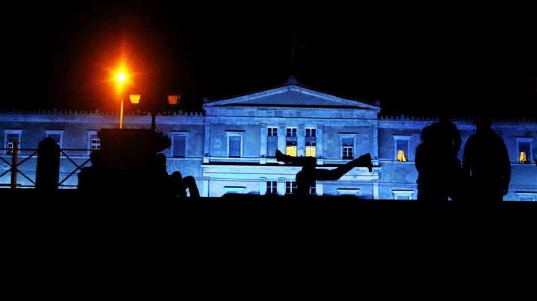 Τσίχλες στο περιστύλιο από ... βλαστάρι βουλευτή 