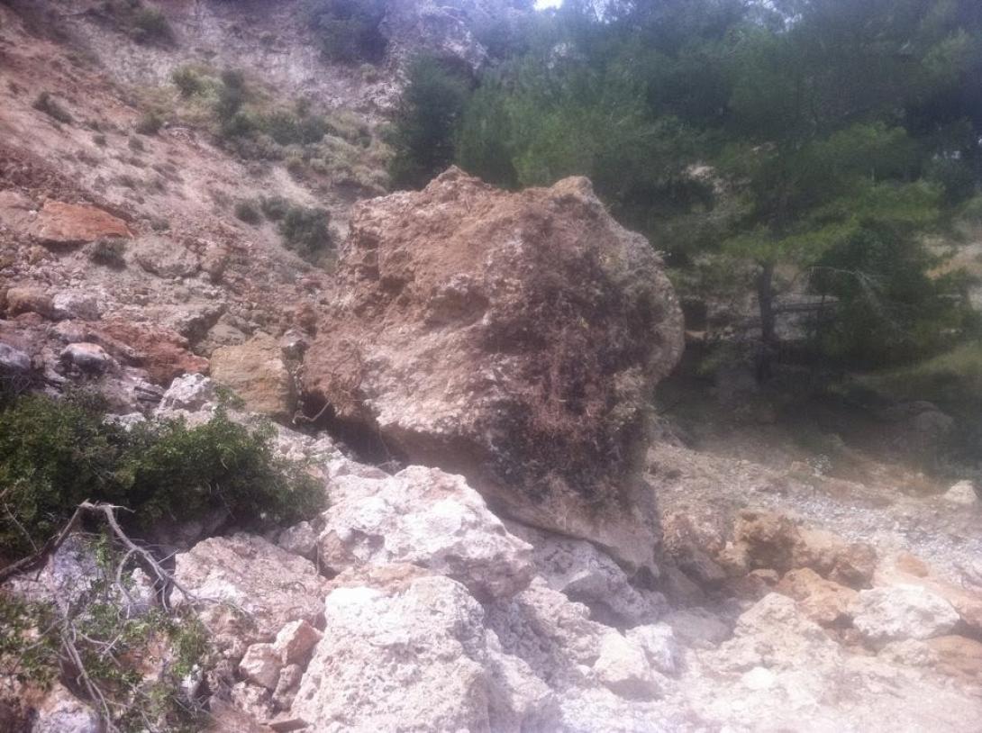 Θα σπάσουν τους τεράστιους βράχους στον Άι Βλάση