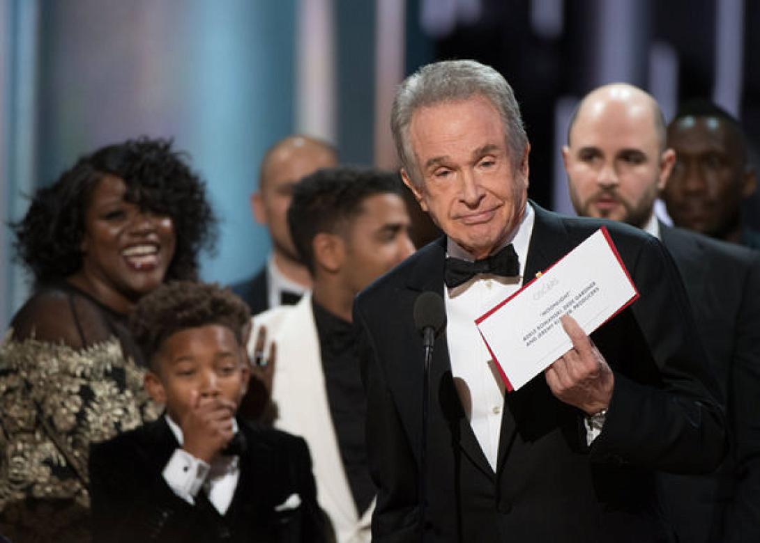 warren-beatty-holds-winner-s-card-844479.jpg