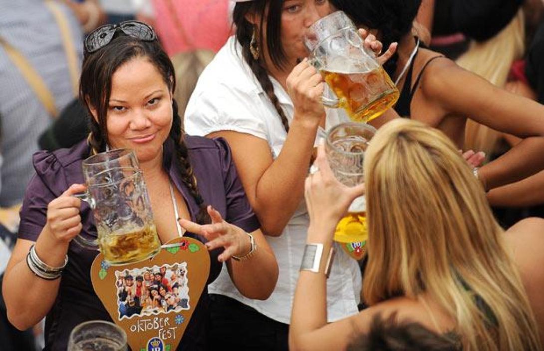 women-drinking_1485878i.jpg
