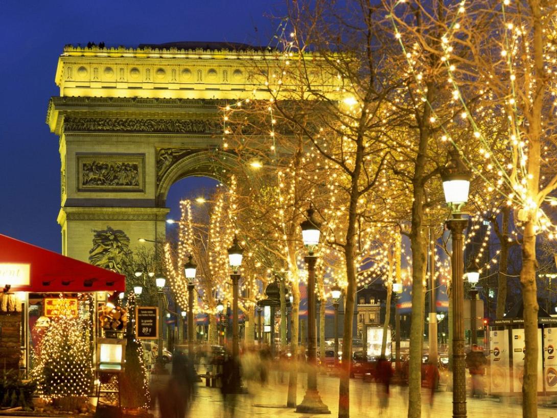 world_france_christmas_in_paris_022020_.jpg