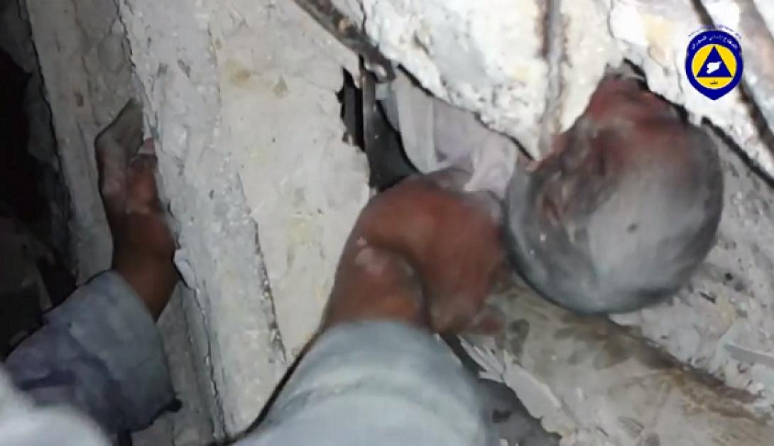 Συγκλονιστικό βίντεο - Βρέφος ανασύρεται ζωντανό 16 ώρες μετά τον βομβαρδισμό του Χαλεπιού