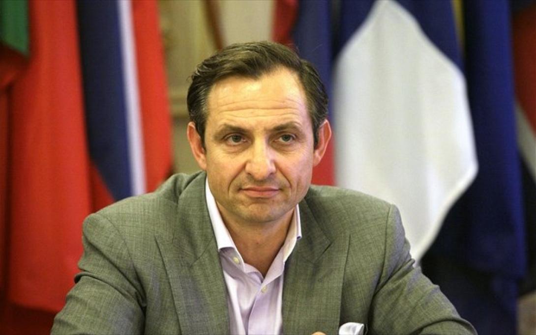 Αλυσοδεμένος στο Ευρωκοινοβούλιο ο Γιώργος Χατζημαρκάκης!