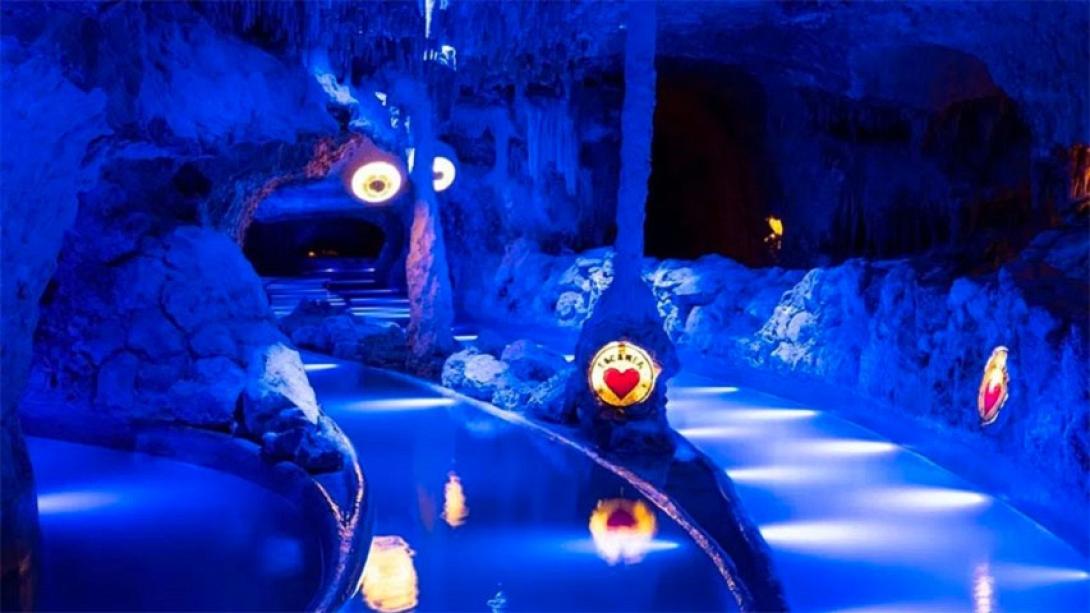 Η πισίνα στο πάρκο ψυχαγωγίας Xenses Park 