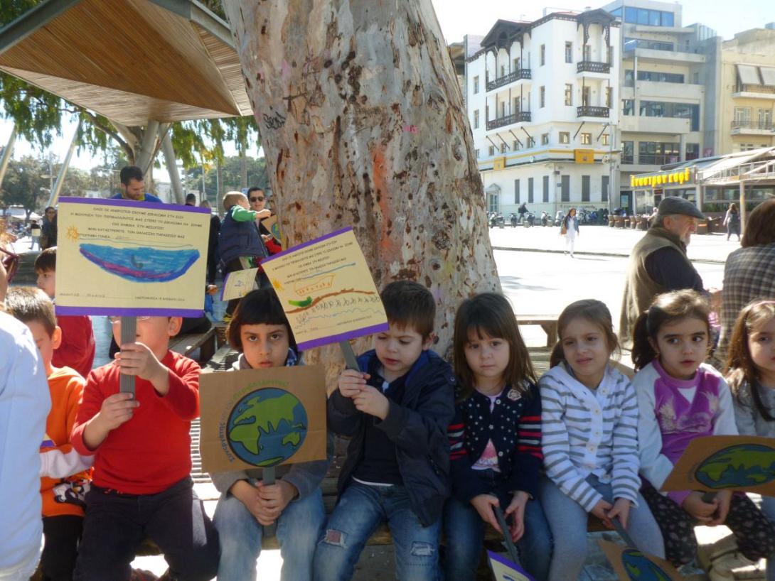 Η πιο τρυφερή πλευρά της Κρήτης, τα νήπια, διαδήλωσαν για τα χημικά στη Μεσόγειο