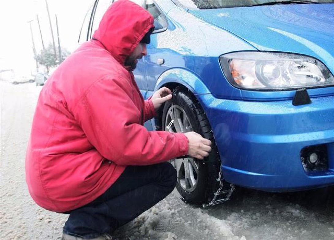 Χιόνια και αντιολισθητικές αλυσίδες στη Βόρεια Ελλάδα