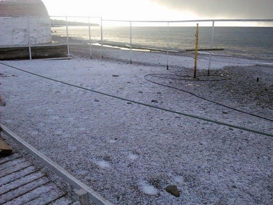 Χιόνισε ακόμα και στην παραλία της Ιεράπετρας (φωτορεπορτάζ)