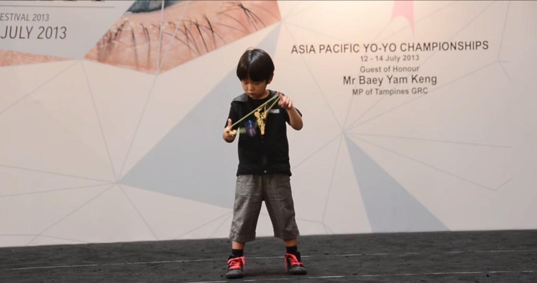 Εξάχρονος που παίζει στα δάκτυλα το γιο - γιο! 