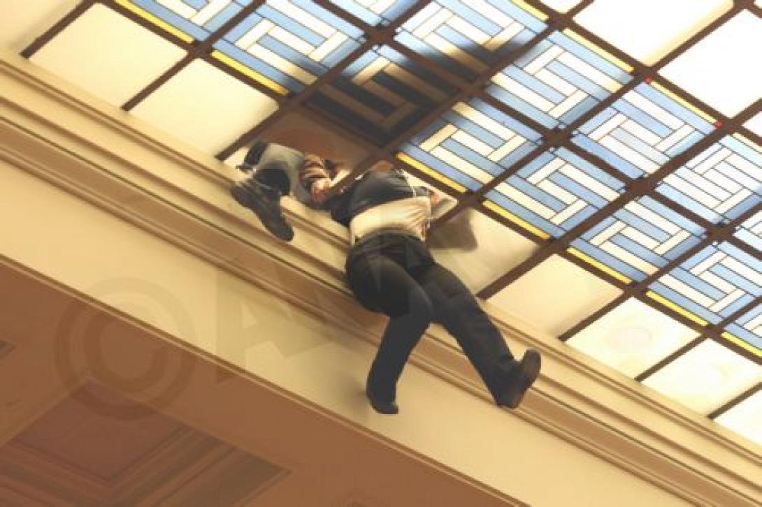 Ο &quot;ιπτάμενος&quot; υπάλληλος της Βουλής στις φωτογραφίες της χρονιάς