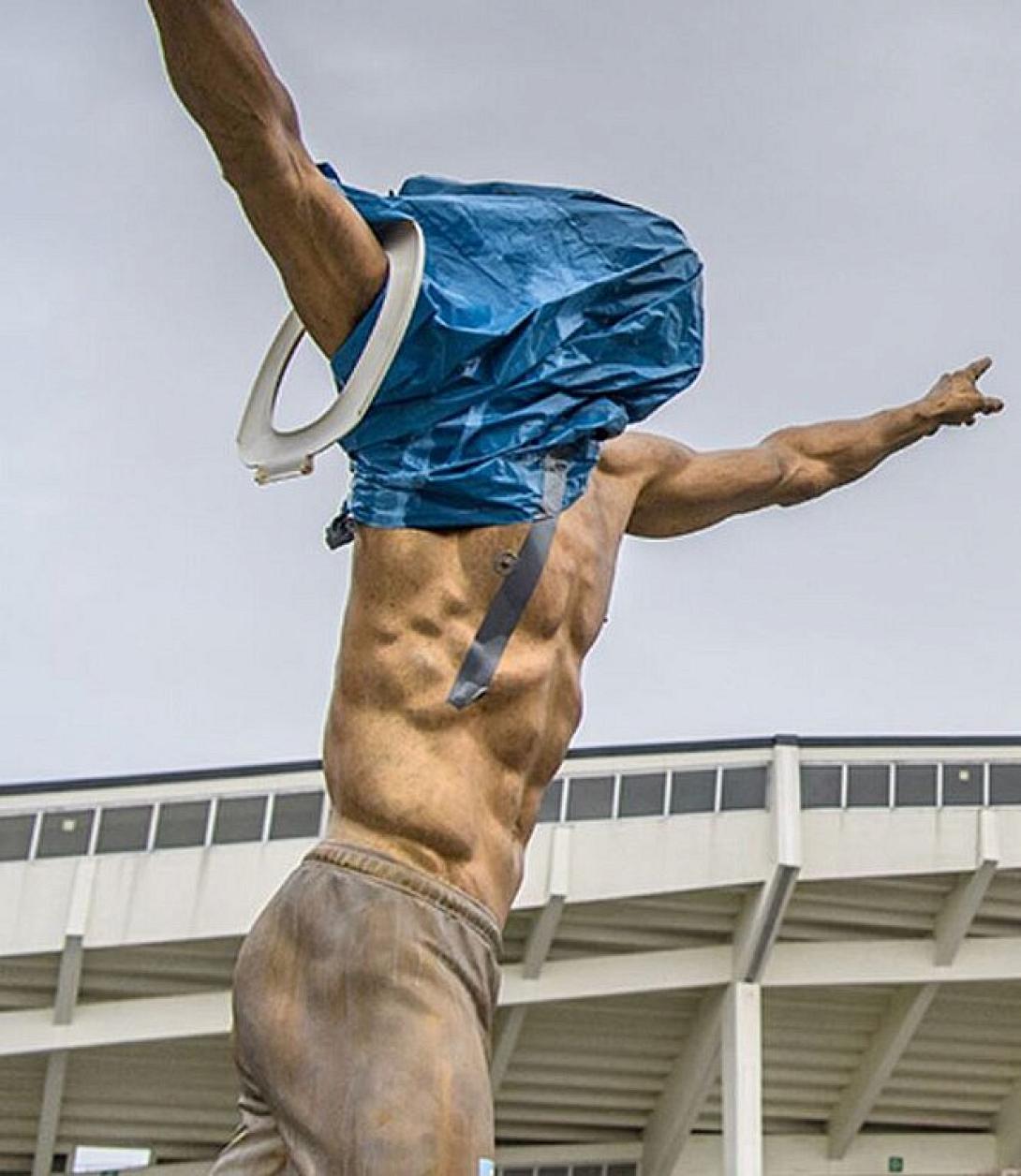 zlatan-statue-vandalism2_252863_181092_type13262.jpg