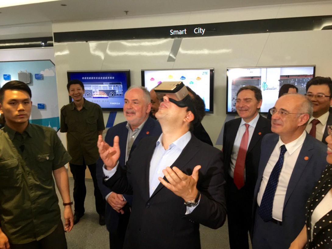 τσίπρας γυαλιά