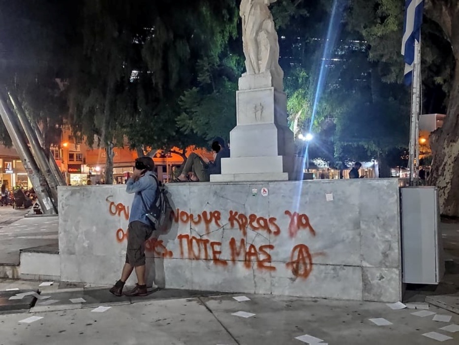 Λίγες ώρες πριν από την κατάθεση στεφάνων...