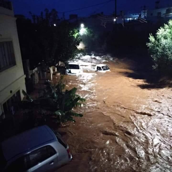 Tο νερό έχει παρασύρει αυτοκίνητα στα Αγριανά Χερσονήσου - Πηγή: Μετεωκρήτες