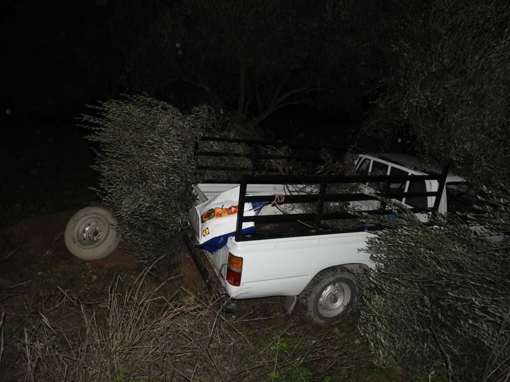 Το όχημα μπήκε στο χωράφι και σταμάτησε σε μια ελιά.