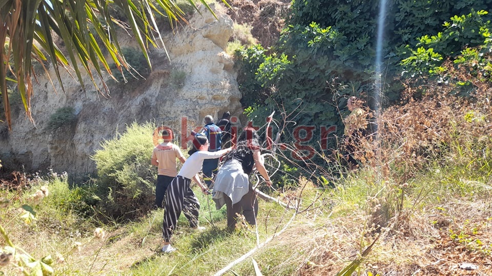 Κάτοικοι της περιοχής στο σημείο της πτώσης