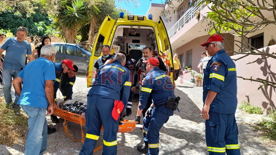 Πυροβέστες παρέλαβαν τον τραυματίας κόβοντας μια συκιά