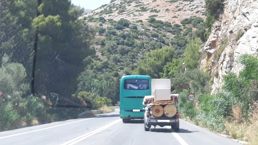 Συνηθισμένες εικόνες στους δρόμους της Κρήτης