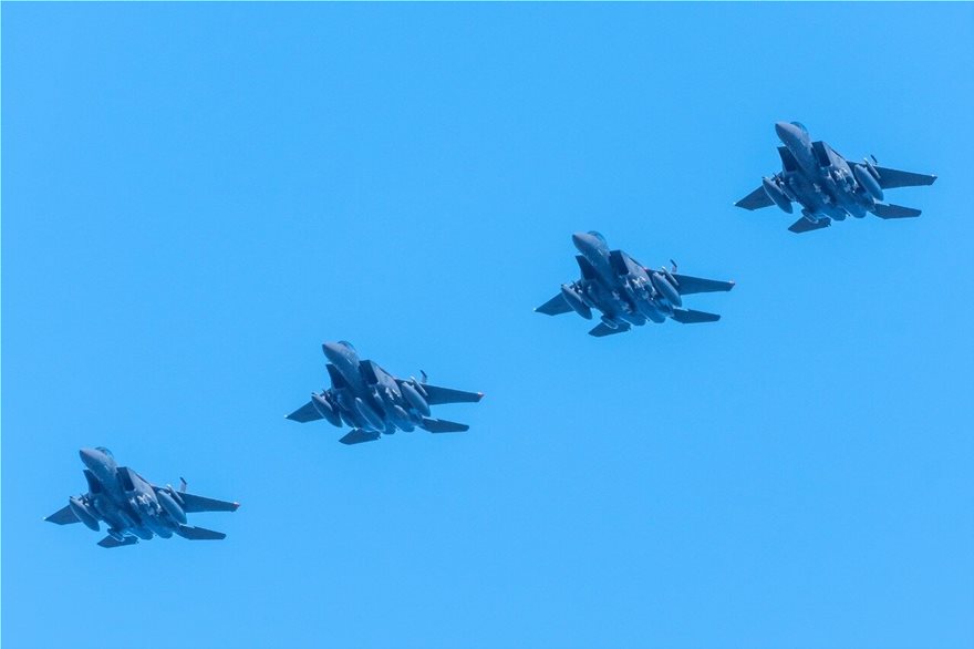 Τετράδα αμερικανικών μαχητικών F-15E, πάνω από τη Σούδα.