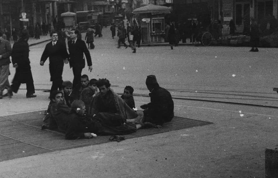 Μία δραματική φωτογραφία: Σύμφωνα με εκτιμήσεις, πρόκειται για Κρήτες στρατιώτες στην Αθήνα, μετά την κατάληψη της Ελλάδας από τους Γερμανούς.