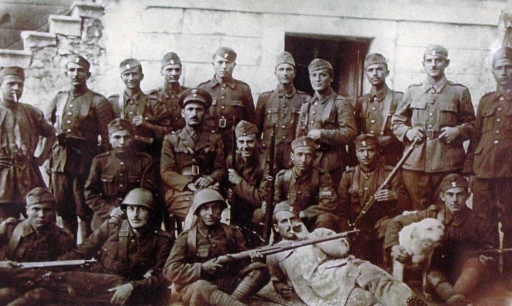 5η Μεραρχία Κρητών. Στρατιώτες σε αναμνηστική φωτογραφία.