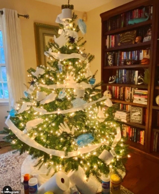 χριστουγεννιάτικο δέντρο με θέμα τον κορωνοϊό