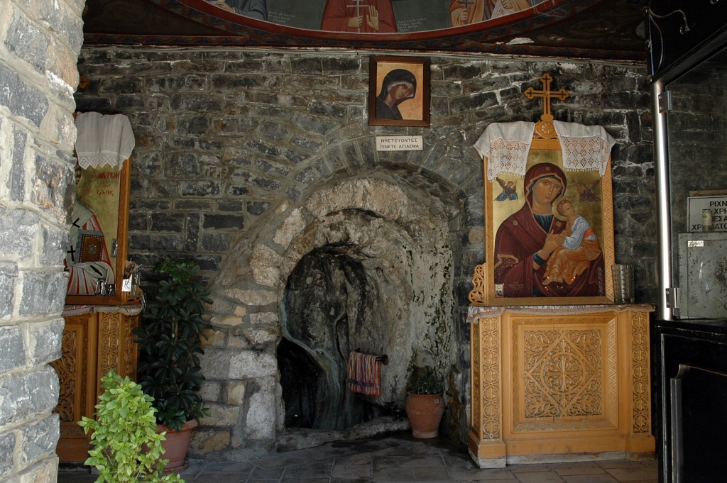 Η είσοδος για το σπήλαιο του Αγίου Μύρωνα
βράχος «Δράκος»