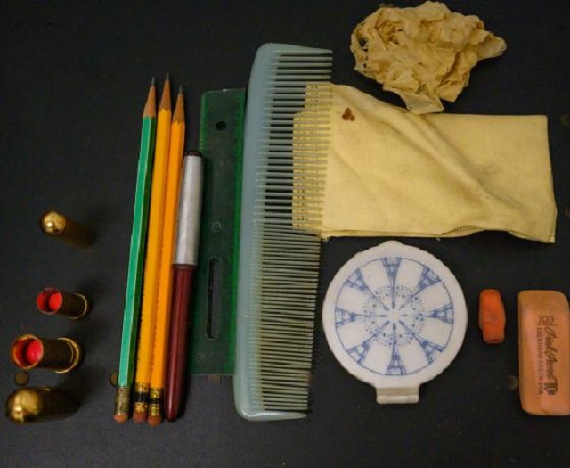 Κραγιόν, μολύβια, στυλό, χάρακας, βούρτσα, μαντιλάκι και ένα σετ πούδρα με καθρεφτάκι βρέθηκαν στην τσάντα