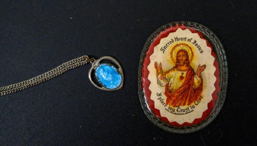 Το μενταγιόν με την γαλάζια πέτρα και η εικόνα του Ιησού στην τσάντα της Πάτι