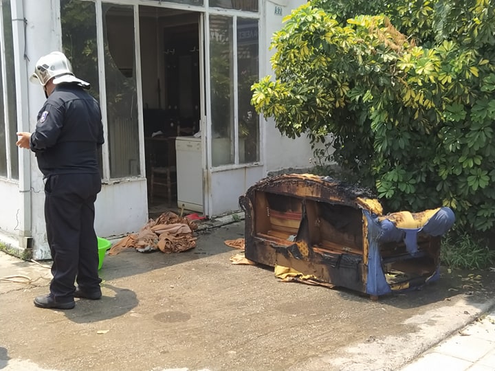 Ο καναπές από τον οποίο ξεκίνησε η φωτιά