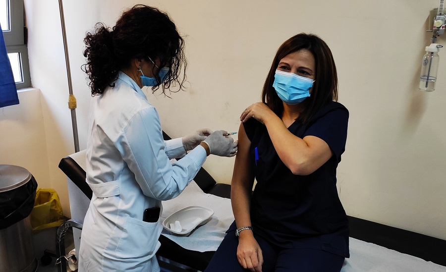 Εμβολιάζεται η προϊσταμένη της κλινικής COVID 19  στο Νοσοκομείο Αγίου Νικολάου