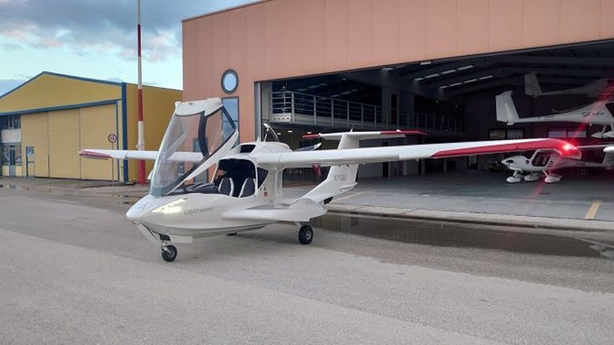 To αμφίβιο υδροπλάνο ανήκει στην κατηγορία Light sport Aircraft, και έχει σχεδιαστεί και παράγεται από την ICON AIRCRAFT στην Καλιφόρνια