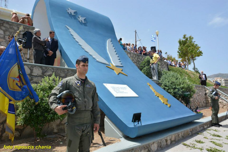 Το μνημείο της Καρπάθου, αφιερωμένο στον Κώστα Ηλιάκη.