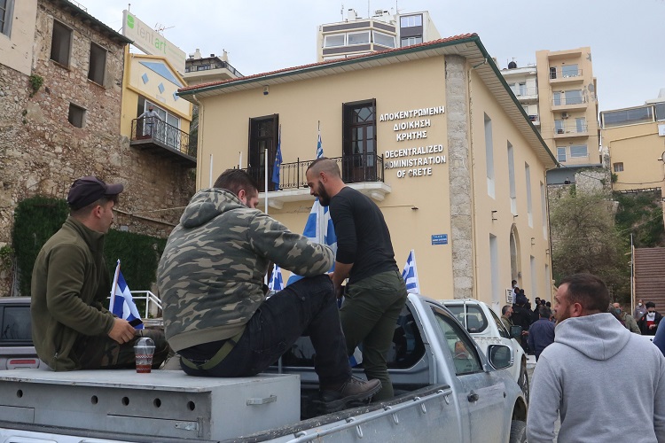 Αγρότες κατέλαβαν το κτίριο της Αποκεντρωμένης Διοίκησης Κρήτης