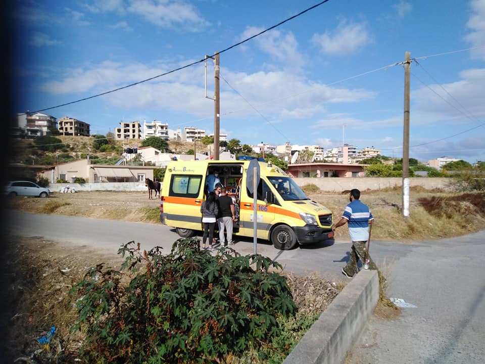 Το ΕΚΑΒ μετέφερε τον οδηγό στο νοσοκομείο, χωρίς ευτυχώς να τραυματιστεί