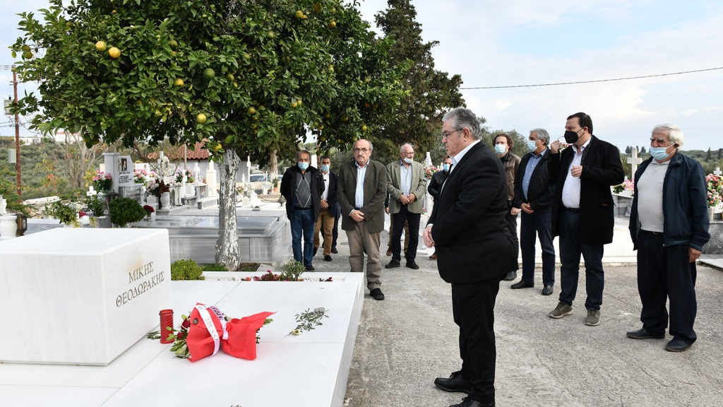 Λίγα λουλούδια στο μέρος όπου αναπαύεται ο Μ. Θεοδωράκης