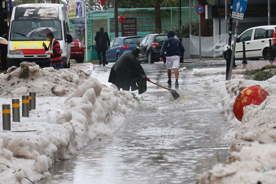 Οι δρόμοι των Μαλίων καλύφθηκαν από το χαλάζι