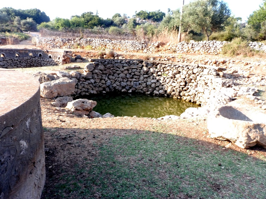 Σύμφωνα με τον επίτιμο έφορο αρχαιοτήτων οι πέτρινες κατασκευές είχαν και χώμα και για να κρατά το νερό
