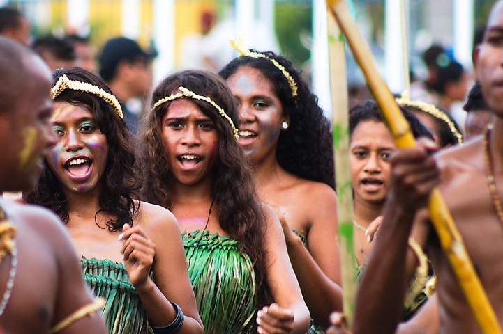 Κάτοικοι στο Ανατολικό Τιμόρ τραγουδούν και πανηγυρίζουν κατά τη διάρκεια ενός φεστιβάλ