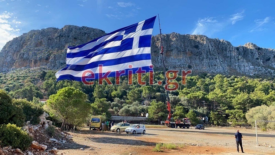 η σημαία κυματίζει υπερήφανη