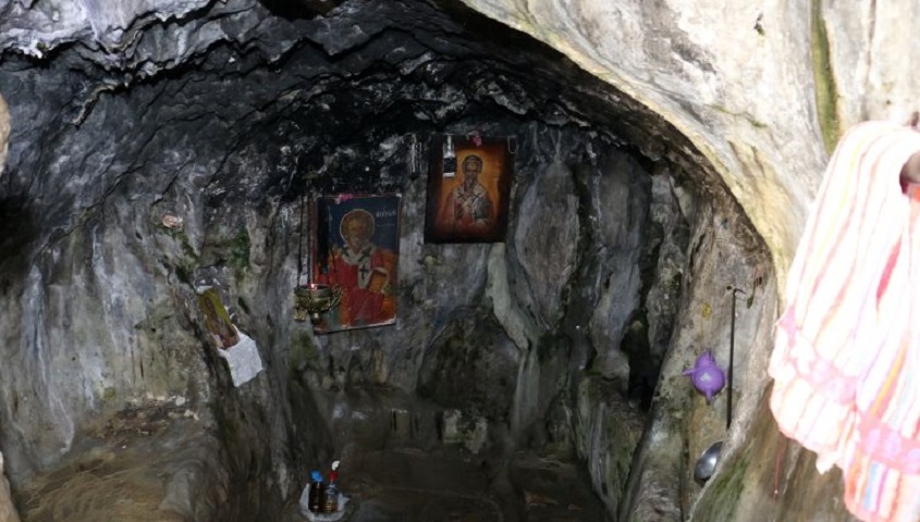 Το σπήλαιο του Αγίου Μύρωνα στους Κάτω Ασίτες
βράχος «Δράκος»