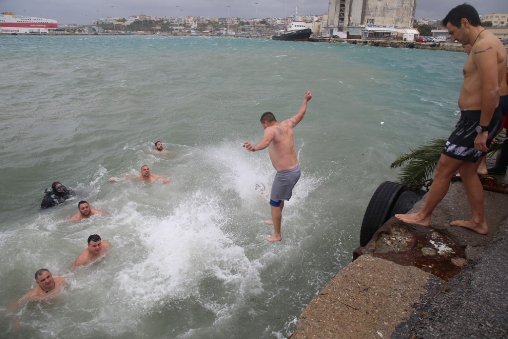 Το κρύο δεν πτόησε τους βουτηχτές