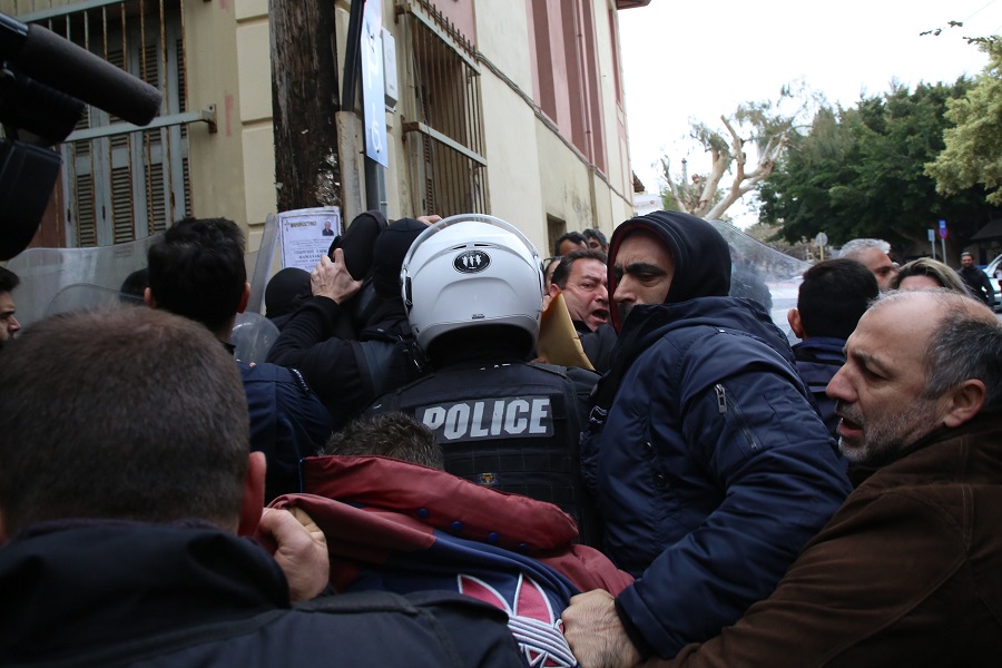 Το πλήθος όρμησε πάνω του μόλις βγήκε από το αυτοκίνητο