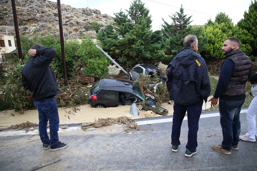 Αυτοκίνητο θαμμένο στη λάσπη στον Καρτερό