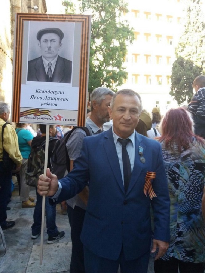 9 Μαΐου 2019, Αθήνα. Ο Παναγιώτης Ξανθόπουλους με το πορτρέτο του παππού του στην εκδήλωση για την Ημέρα Νίκης κατά του φασισμού 