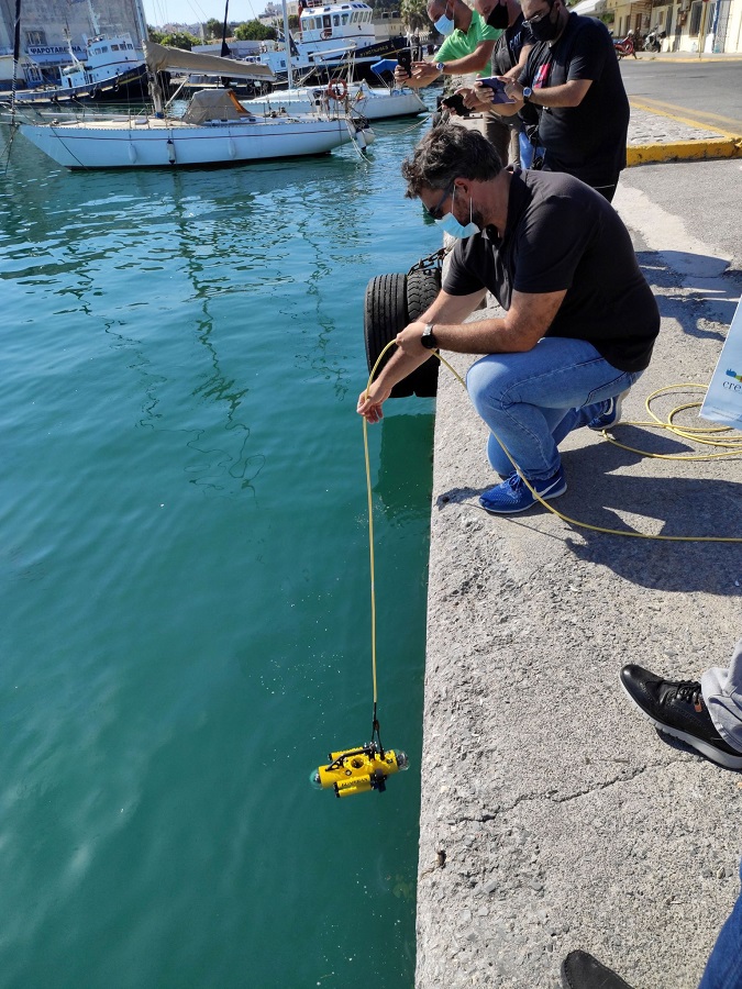 Το mini τηλεχειριζόμενο υποβρυχίου ROV (RemoteOperatingVessel) εκτελεί ωκεανογραφικές μετρήσεις.   